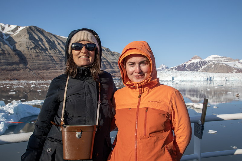 Viserektor ved Paris-Saclay Université og leder av EUGLOH, Sandrine Lacombe (t.v.) sammen med prorektor forskning og utvikling ved UiT, Camilla Brekke, i Kongsfjorden på Svalbard. 